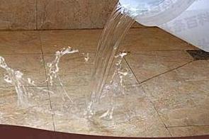 平坝漏水维修 免砸砖防水材料该如何施工